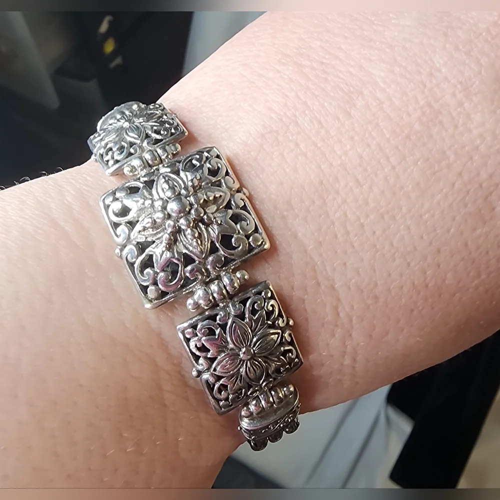 Sarda sterling silver floral panel toggle bracelet.